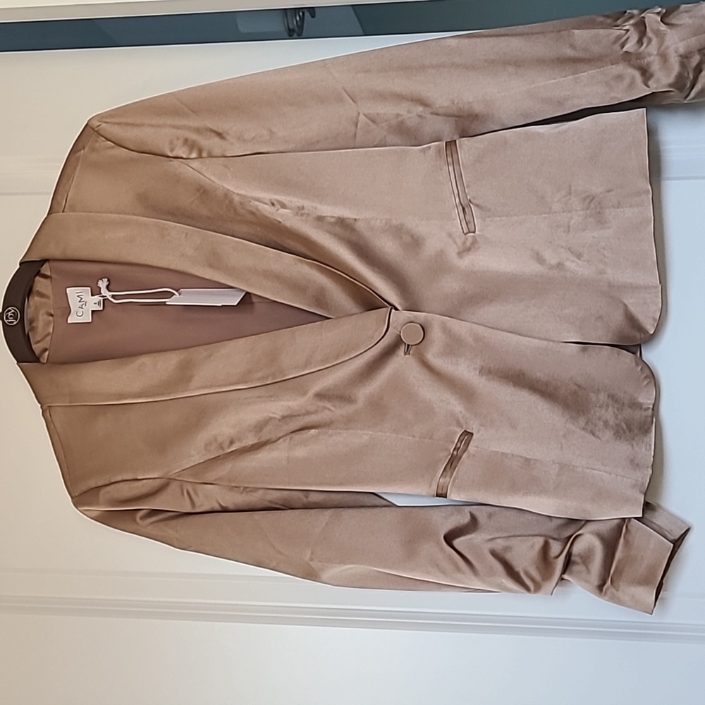 NWT. CAMINYC silk blazer in Latte